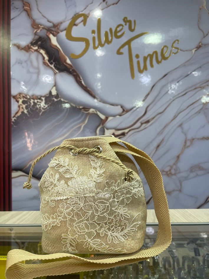 BOLSO MOCHILA DETALLE BORDADO