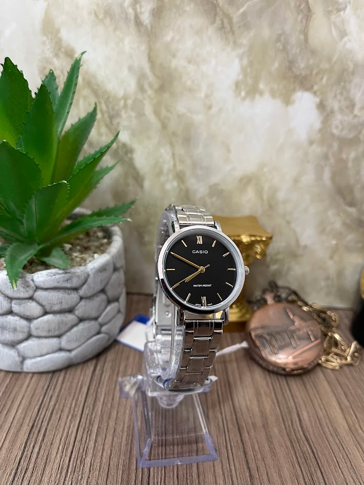 RELOJ CASIO DAMA PLATEADO FONDO NEGRO