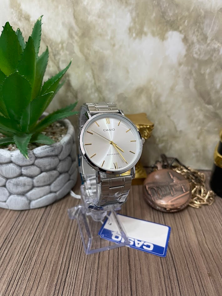 RELOJ CASIO CABALLERO PLATEADO NUMEROS DORADOS