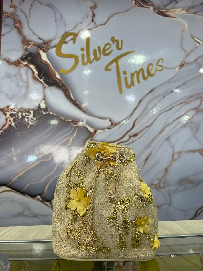 BOLSO TIPO MOCHILA DETALLES AMARILLOS