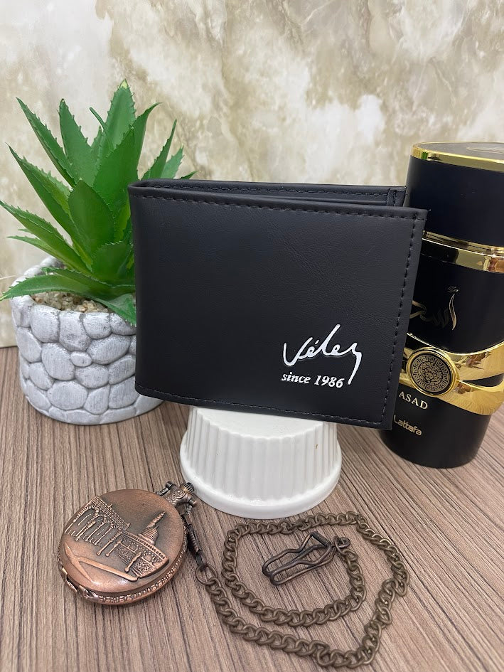 BILLETERA PARA HOMBRE VELEZ NEGRA CON LETRAS BLANCAS