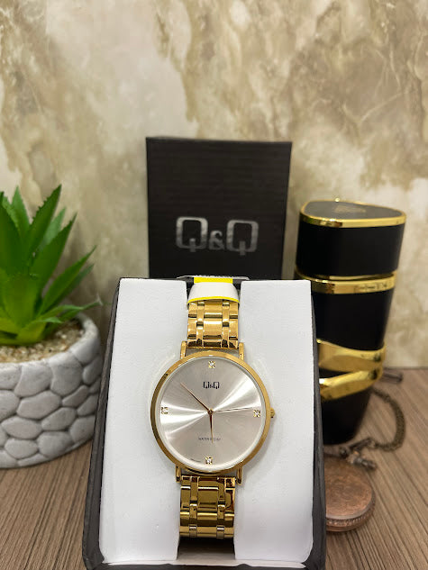 Q&Q ORGINALL DORADO ESFERA BLANCA