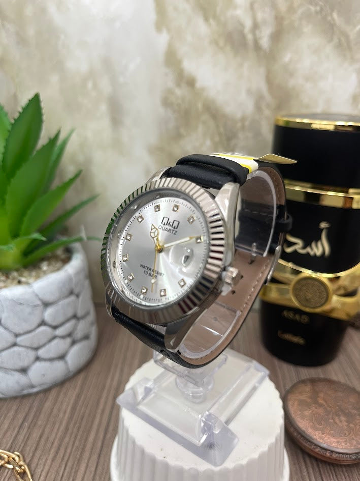 Q&Q PLATEADO MANILLA EN CUERO NEGRA