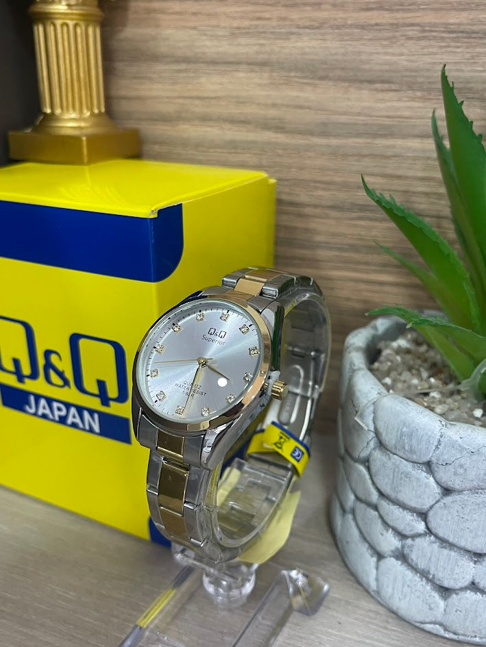 RELOJ QYQ DAMA BICOLOR FONDO PLATEADO DETALLES EN PIEDRA