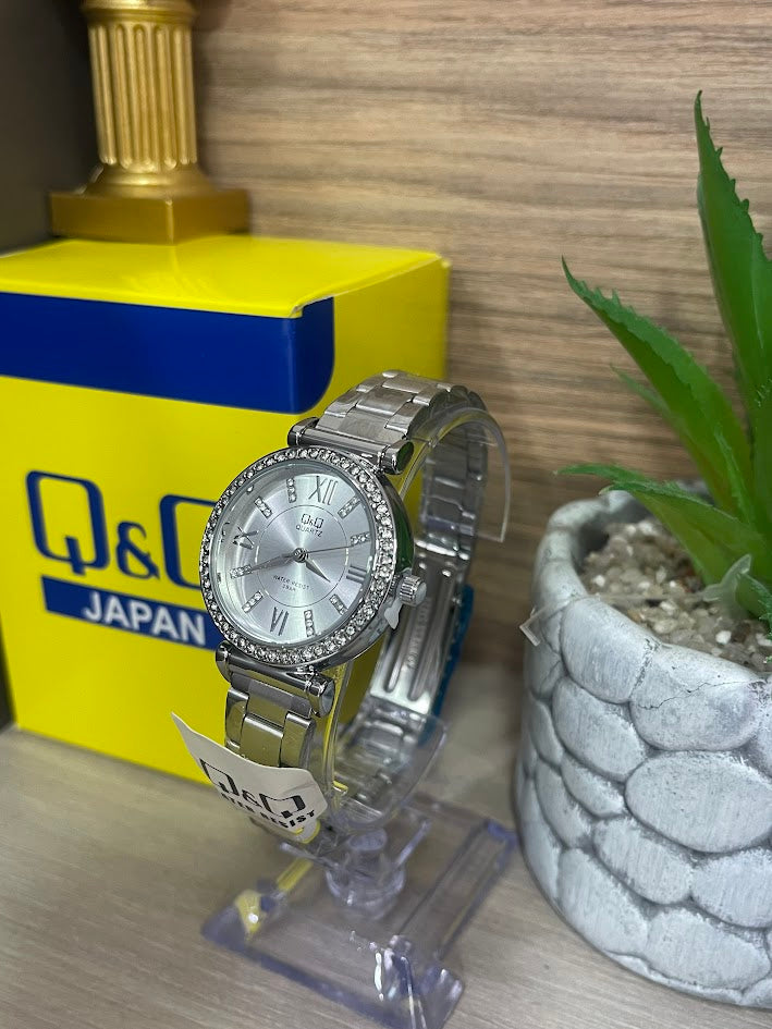 RELOJ QYQ DAMA PLATEADO FONDO PLATEADO NUMEROS CON PIEDRAS