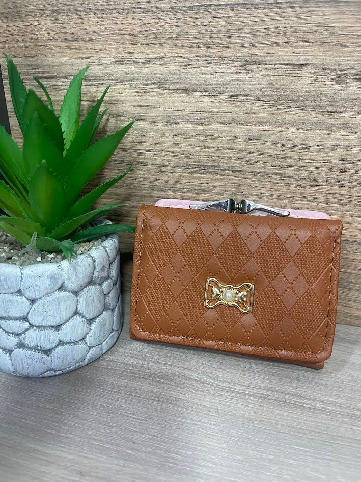 BILLETERA DAMA CAFE CON ROSADO DETALLES DORADOS
