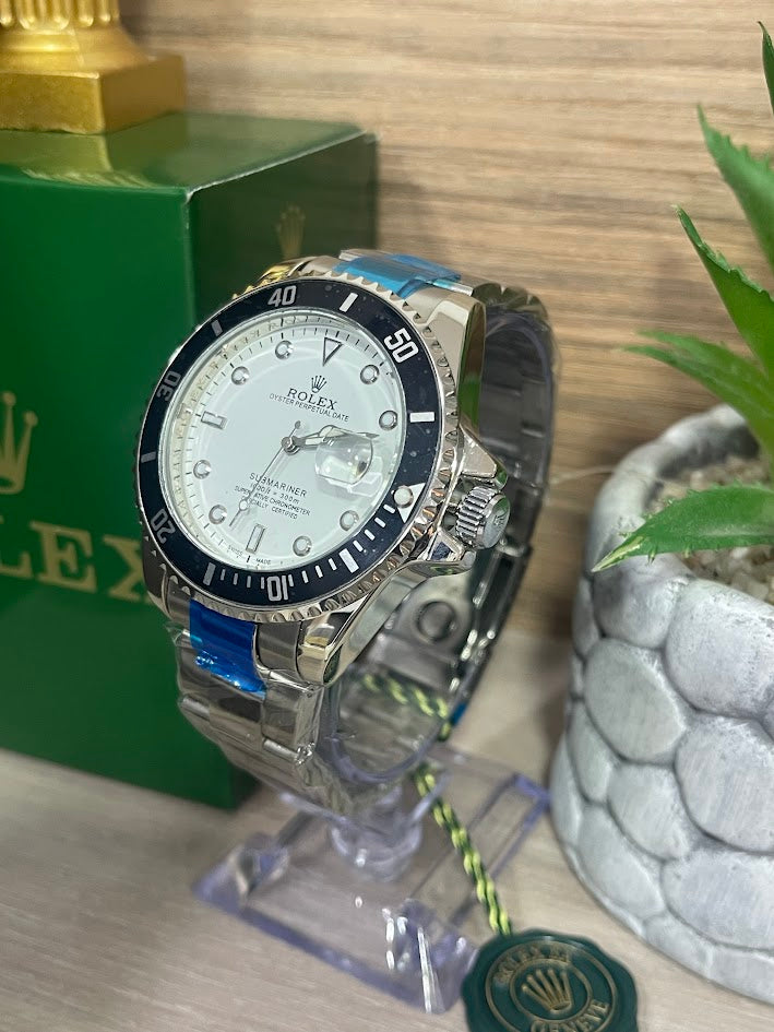 RELOJ ROLEX CABALLERO PLATEADO ARO NEGRO FONDO BLANCO CON CALENDARIO