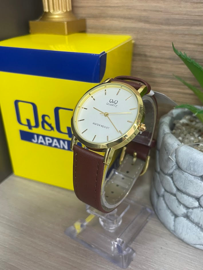 RELOJ QYQ DORADO FONDO BLANCO MANILLA CAFE DE CUERO