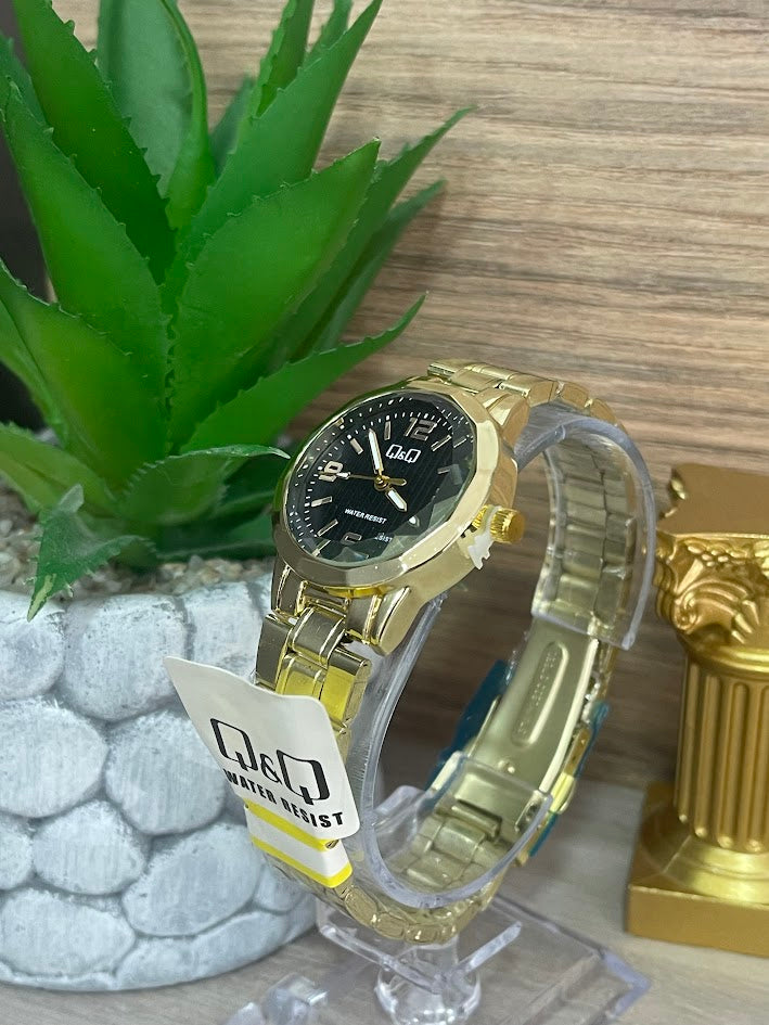 RELOJ QYQ DAMA DORADO FONDO NEGRO
