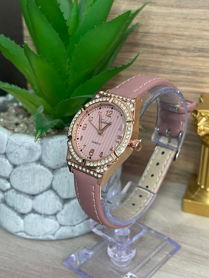 RELOJ DAMA COLOMI ROSADO MANILLA DE CUERO FONDO ROSADO CON DETALLES EN PIEDRA