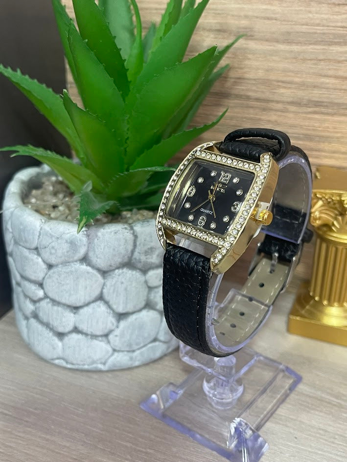 RELOJ DAMA INVICTA DORADO FONDO NEGRO DETALLES EN PIEDRA MANILLA DE CUERO