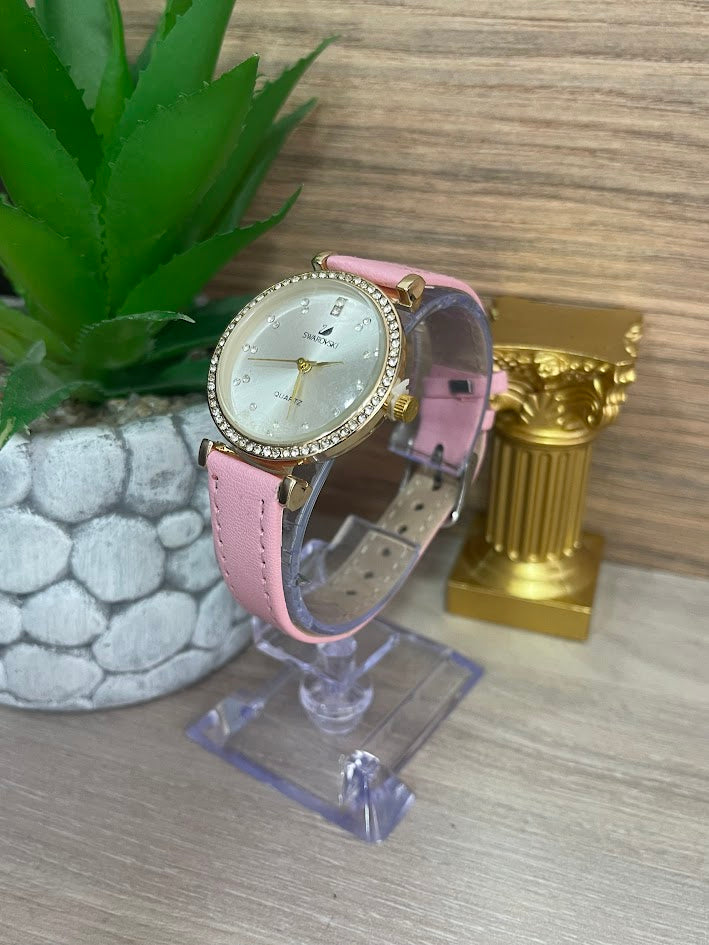 RELOJ ROSADO DAMA MANILLA DE CUERO FONDO PLATEADO DETALLES EN PIEDRA