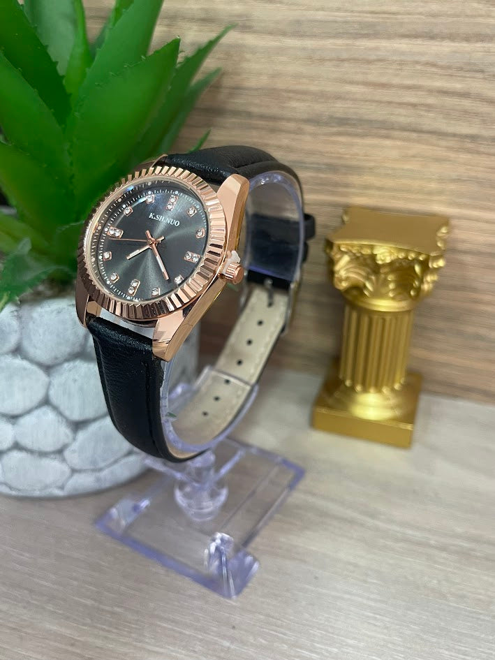 RELOJ NEGRO DAMA MANILLA DE CUERO FONDO NEGRO DETALLES EN PIEDRA