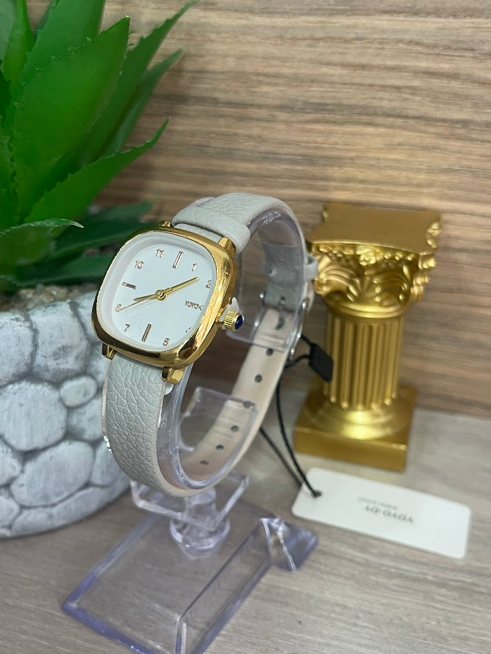 RELOJ DAMA DORADO CUADRADO MANILLA DE CUERO GRIS FONDO BLANCO