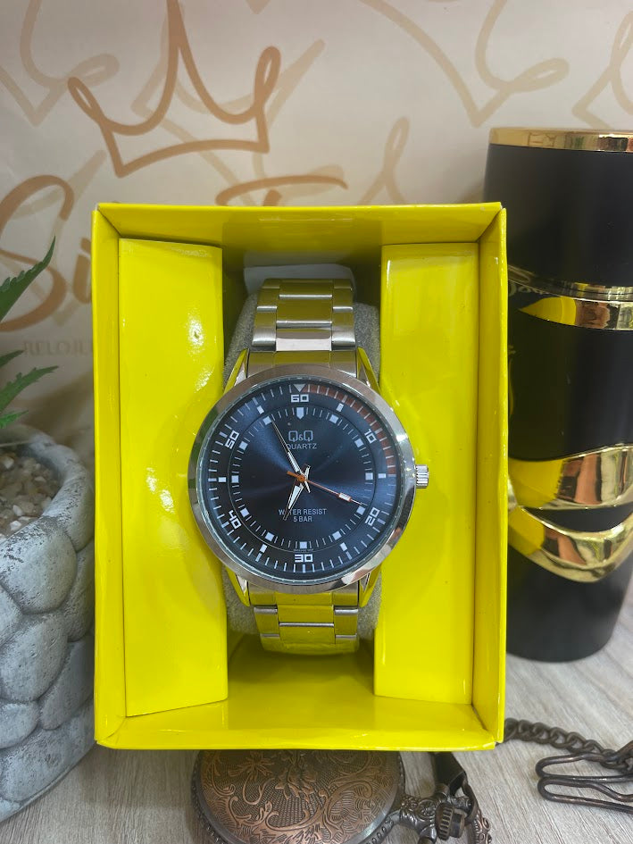 RELOJ HOMBRE QYQ PLATEADO FONDO AZUL CON DETALLE ROJO