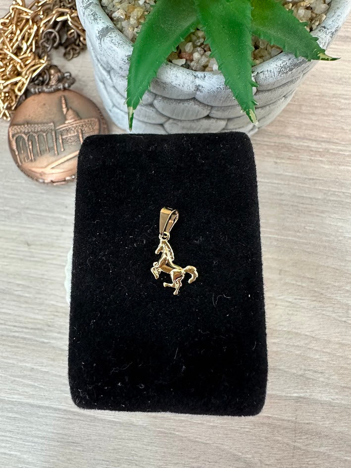 DIJE CABALLO LISO ORO LAMINADO