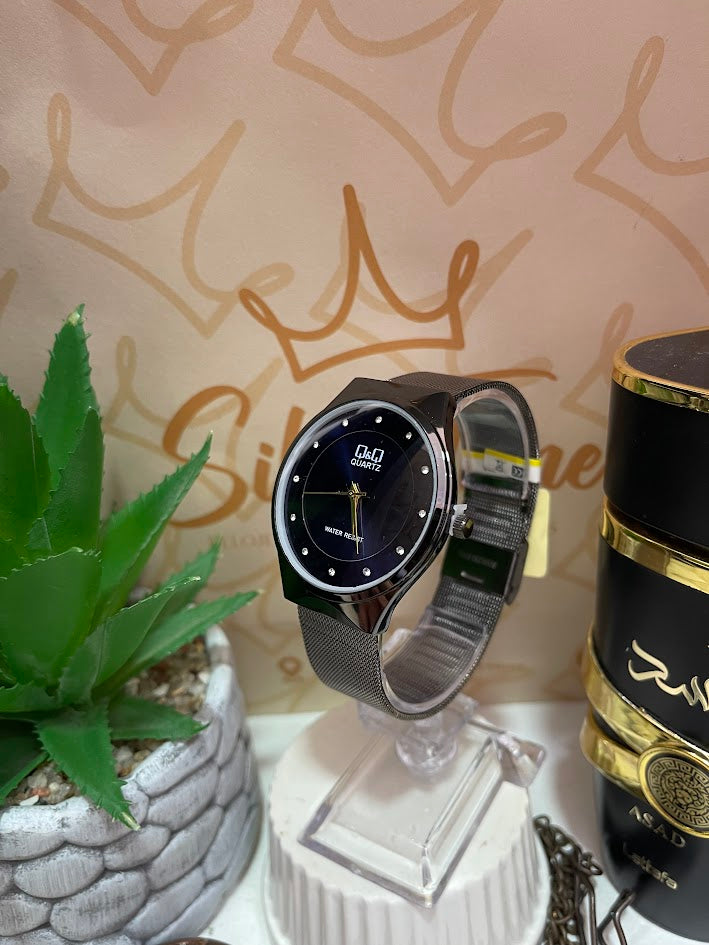 RELOJ QYQ NEGRO Y GRIS FONDO AZUL