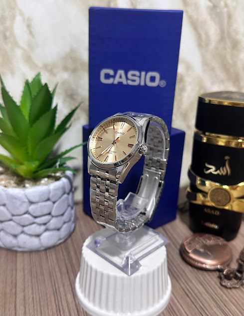 Casio Plateado Esfera Dorado Detalles en Bronce