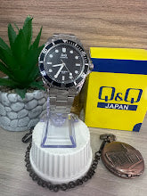 RELOJ Q&Q PLATEADO ESFERA NEGRA ARO NEGRO TIPO ROLEX
