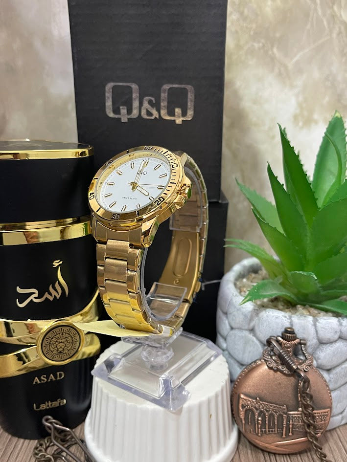RELOJ QYQ DORADO ESFERA BLANCA DETALLES NEGROS EN EL ARO