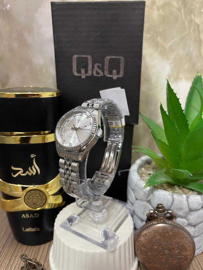 RELOJ Q&Q DAMA PLATEADO ESFERA PLATEADA NUMERO DIAMANTE