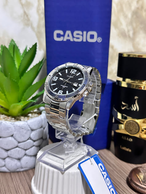 Casio Plateado Esfera Negra Con Calendario V2