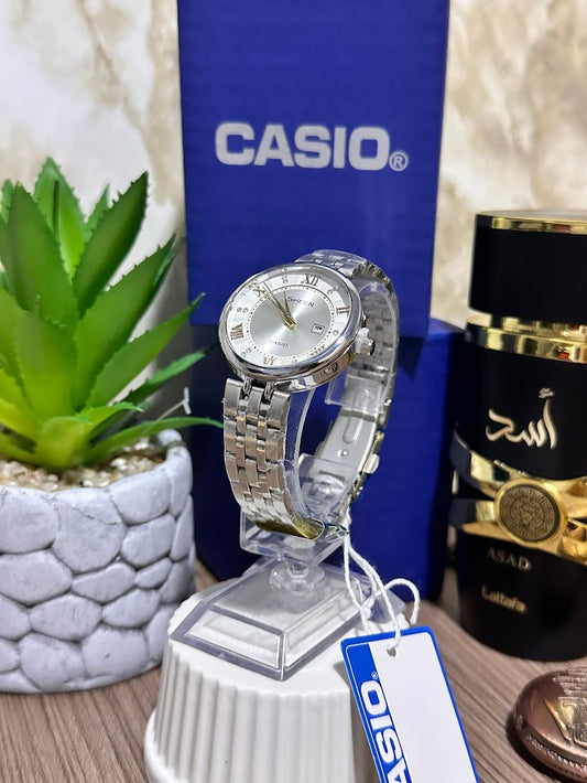 Casio Dama Plateado Esfera Blanca Detalles Dorados