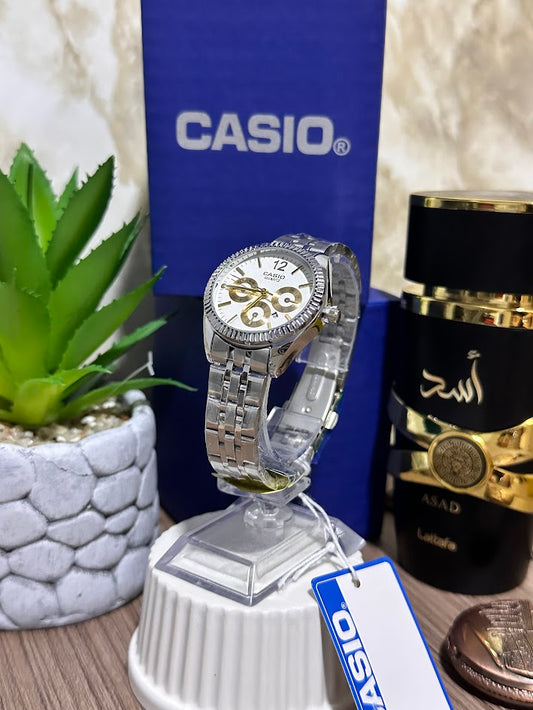 Casio Dama Plateado Esfera Blanca Borde en Relieve