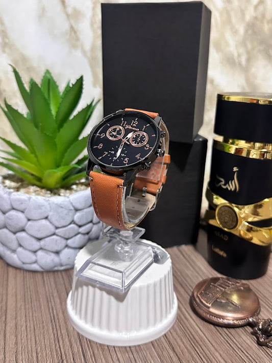 Reloj Redondo Negro Manilla en Cuero Café