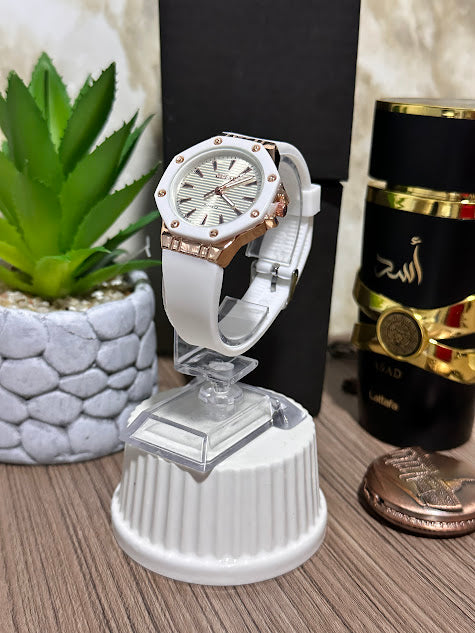 RELOJ DORADO ESFERA BLANCA MANILLA DE SILICONA BLANCA - VARIADOS