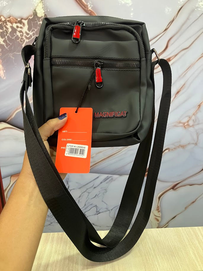 BOLSO CABALLERO NEGRO CON DETALLES ROJOS