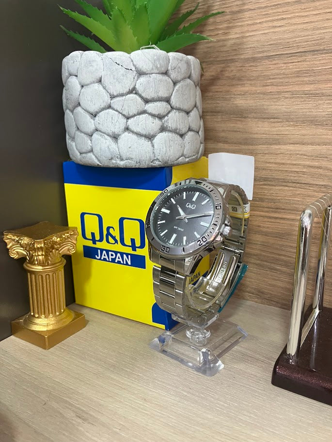 RELOJ QYQ CABALLERO PLATEADO ESFERA NEGRO