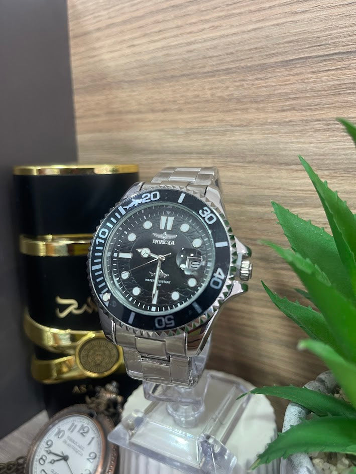 INVICTA CABALLERO PLATEADO CON DETALLES NEGROS