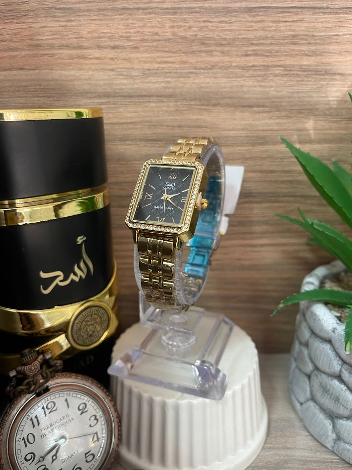 RELOJ QYQ DAMA CUARADO DORADO DETALLES EN PIEDRAS