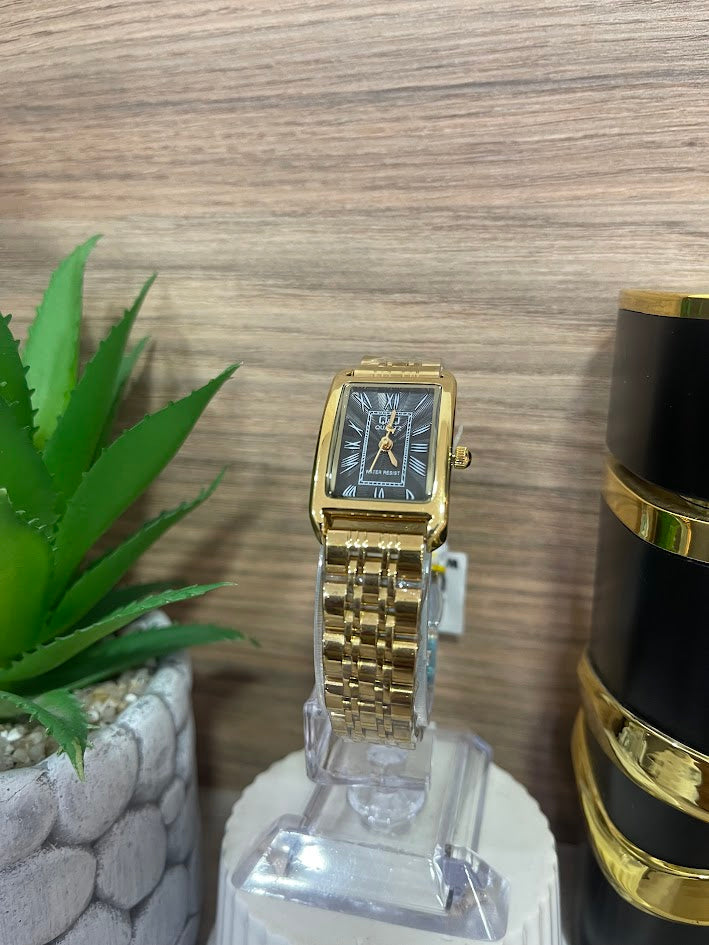 RELOJ QYQ DAMA RECTANGULAR DORADO FONDO NEGRO