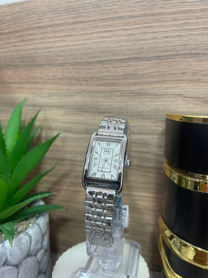 RELOJ QYQ DAMA PLATEADO RECTANGULAR