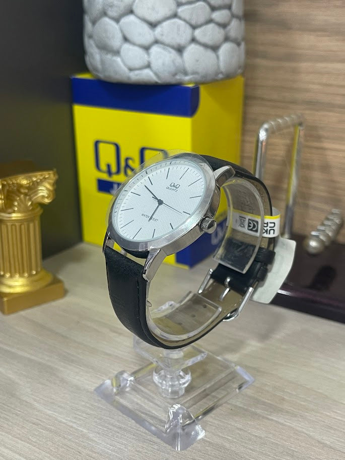 RELOJ QYQ CABALLERO ESFERA BLANCA PLATEADO MANILLA EN CUERO