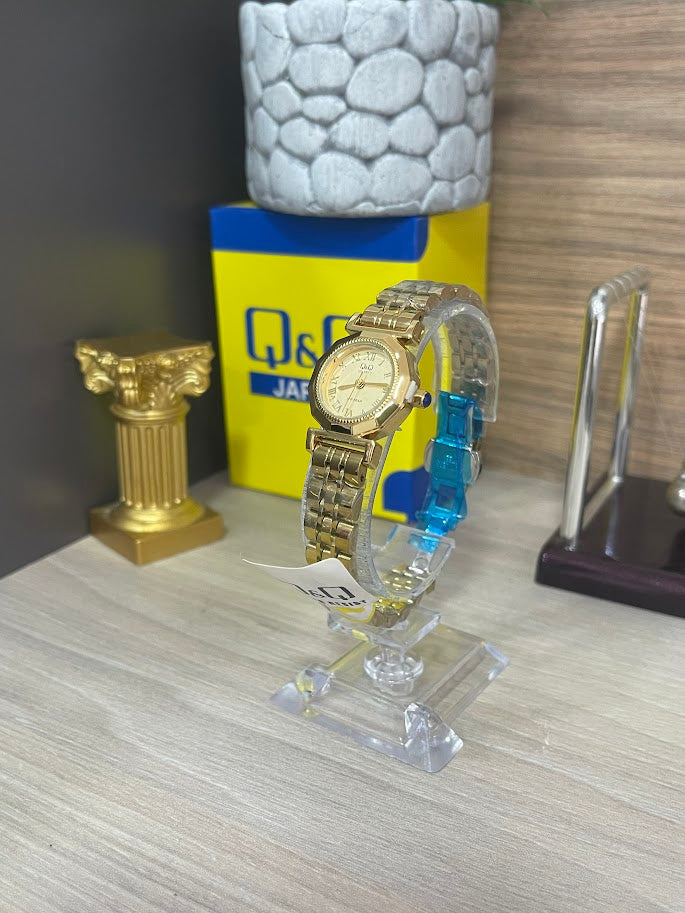 RELOJ QYQ DAMA DORADO NUMEROS ROMANOS