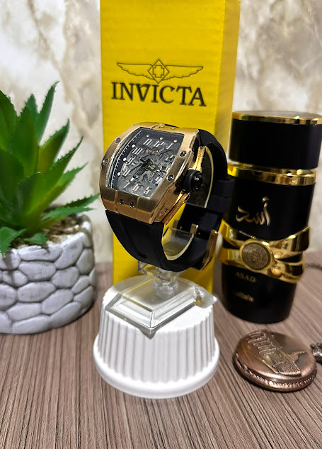 Invicta Cuadrado Dorado Manilla Silicona Negra