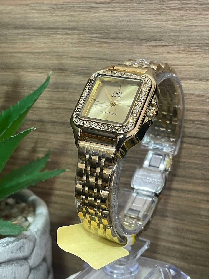 RELOJ QYQ DAMA DORADO CUADRADO CON BRILLANTES