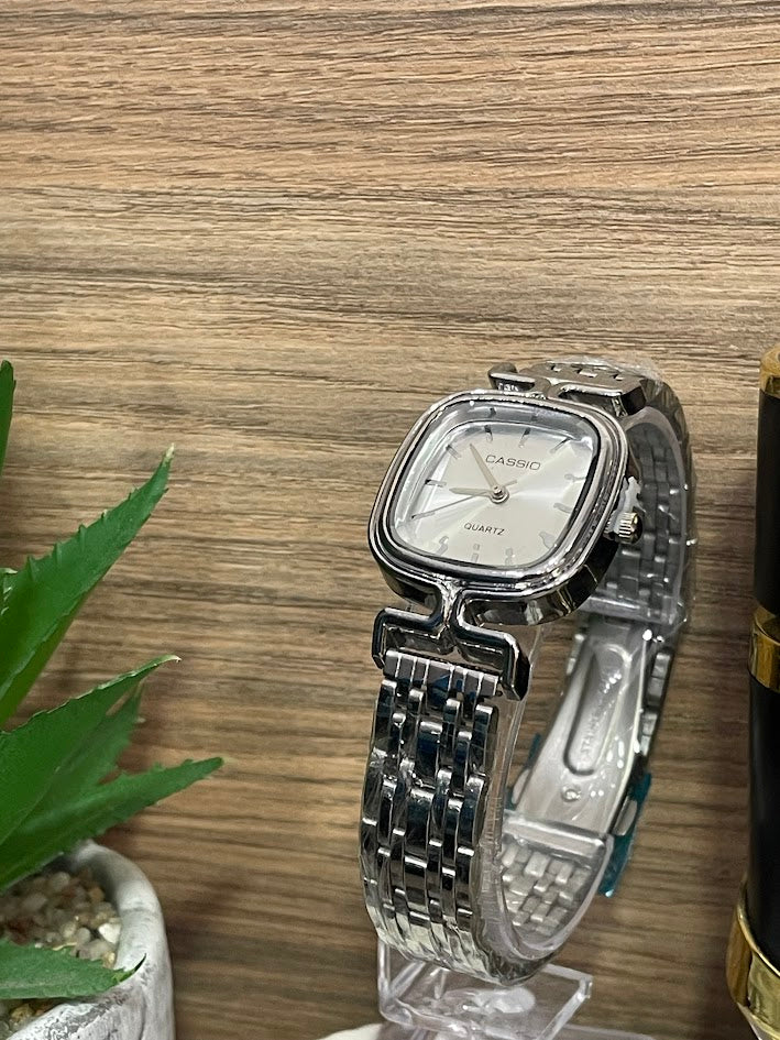RELOJ DAMA PLATEADO LINDO DETALLE EN LA MANILLA