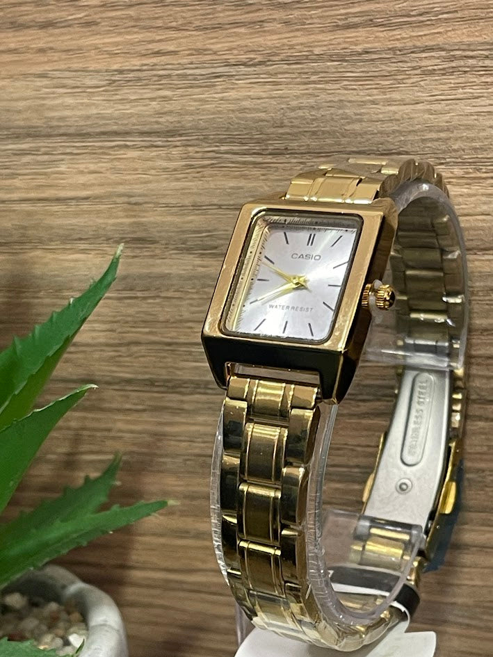 RELOJ CASIO DAMA CUADRADO DORADO