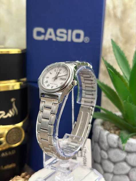 CASIO DAMA PLATEADO ESFERA BLANCA NUMEROS ROMENOS