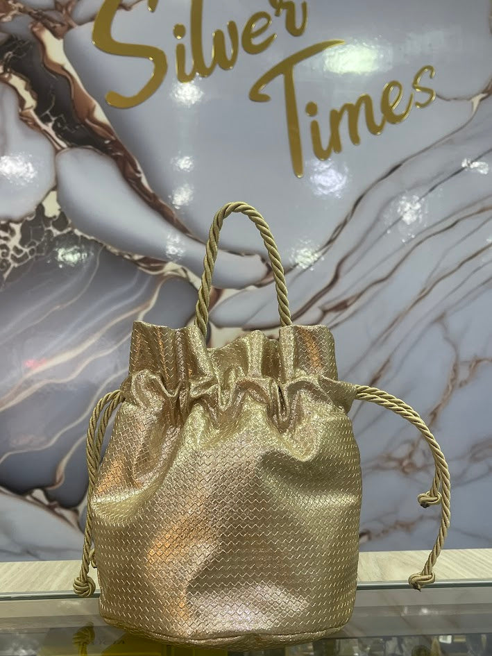 BOLSO TIPÓ MOCHILA DORADA