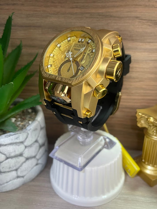 RELOJ INVICTA CAJA Y ESFERA DORADOMANILLA NEGRA EN SILICONA