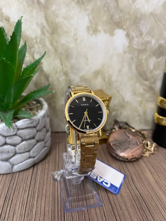 RELOJ CASIO DAMA DORADO FONDO NEGRO