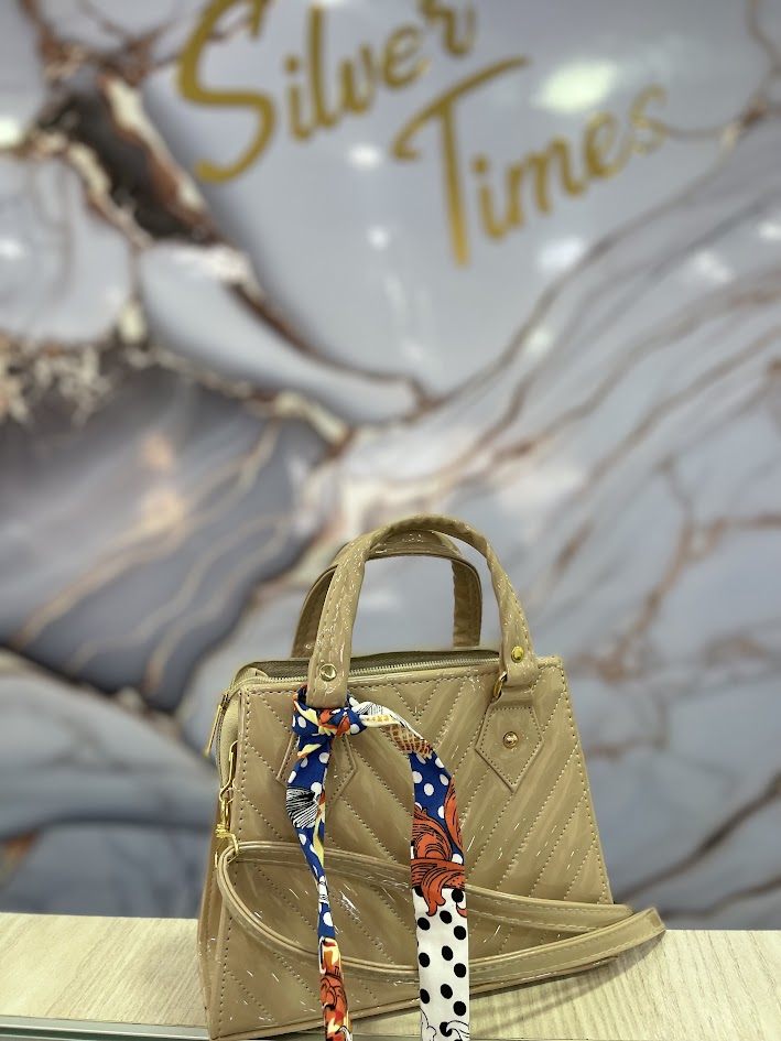 BOLSO TIPO CARTERA BEIGE CHAROL