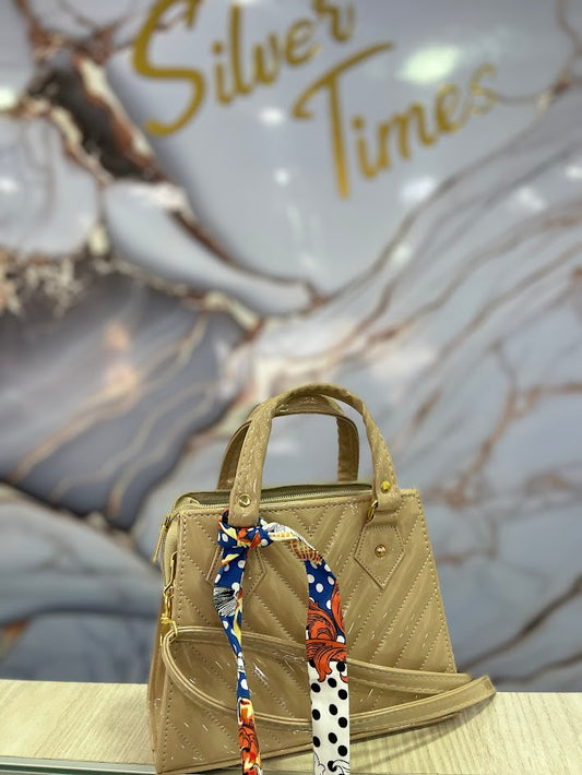 BOLSO TIPO CARTERA BEIGE CHAROL