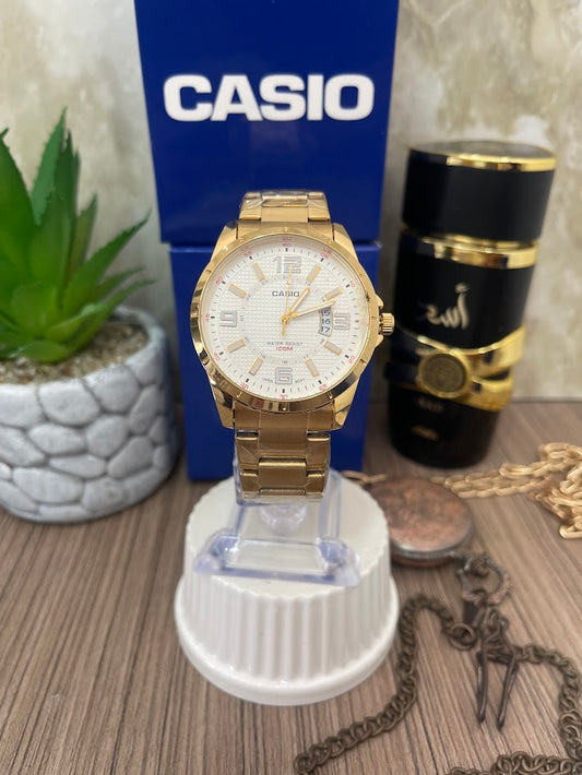 CASIO DORADO ESFERA BLANCA CALENDARIO NUMERACION CON DETALLES ROJOS