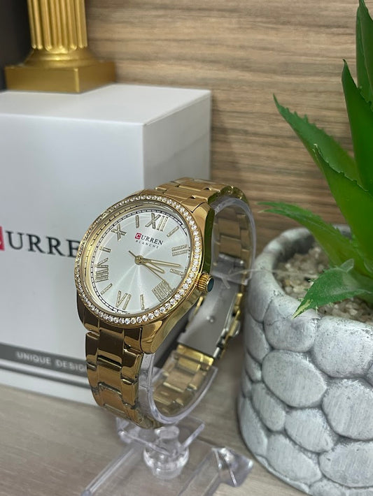 RELOJ CURREN DAMA DORADO CON DETALLES EN PIEDRA Y FONDO PLATEADO